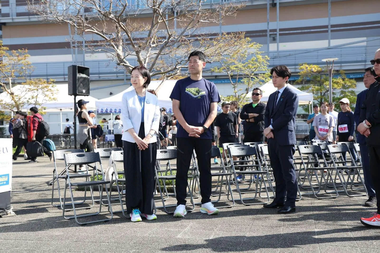開会式に並ぶ来賓の皆さま
