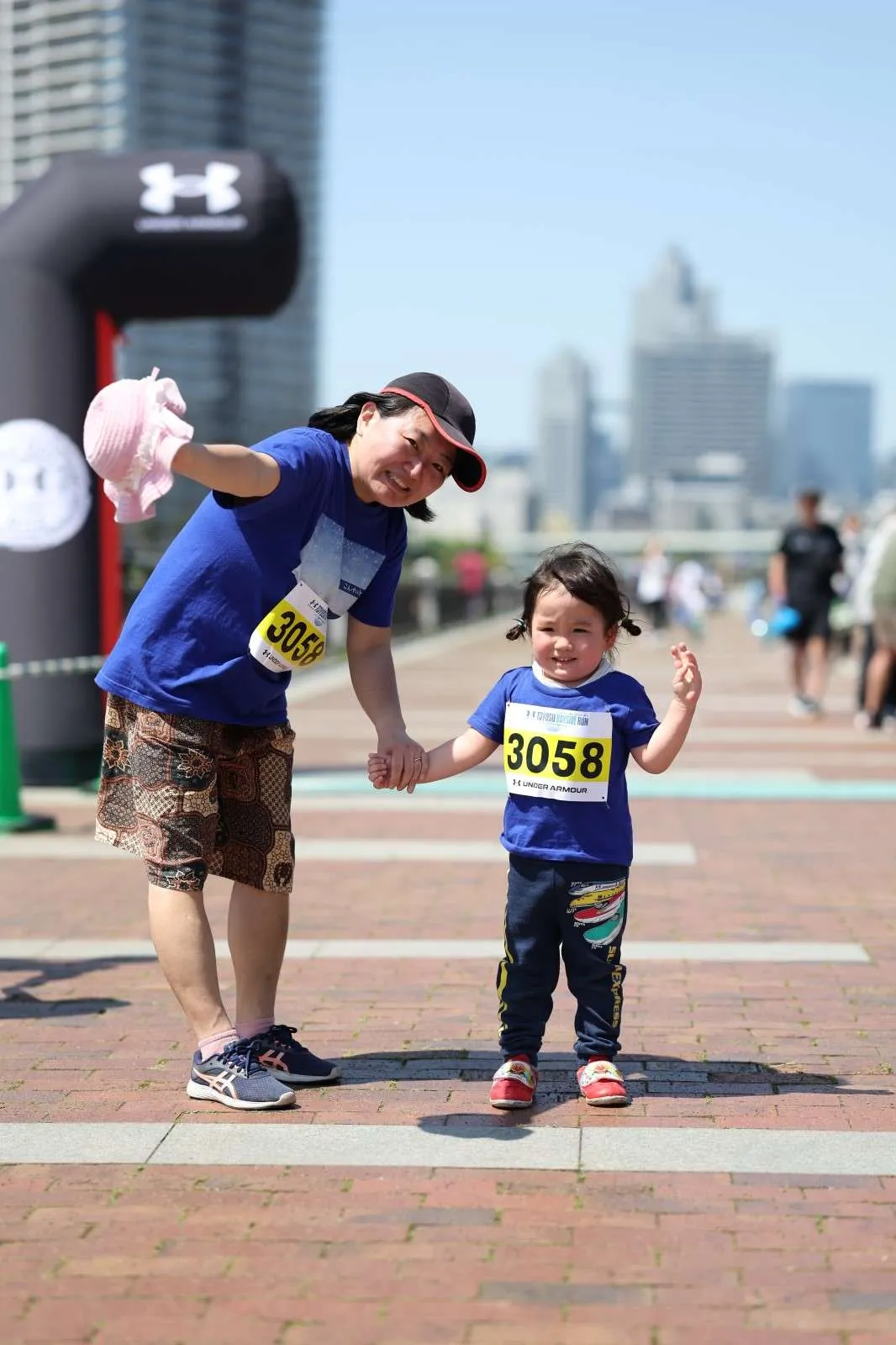 親子で手をつないでスタート