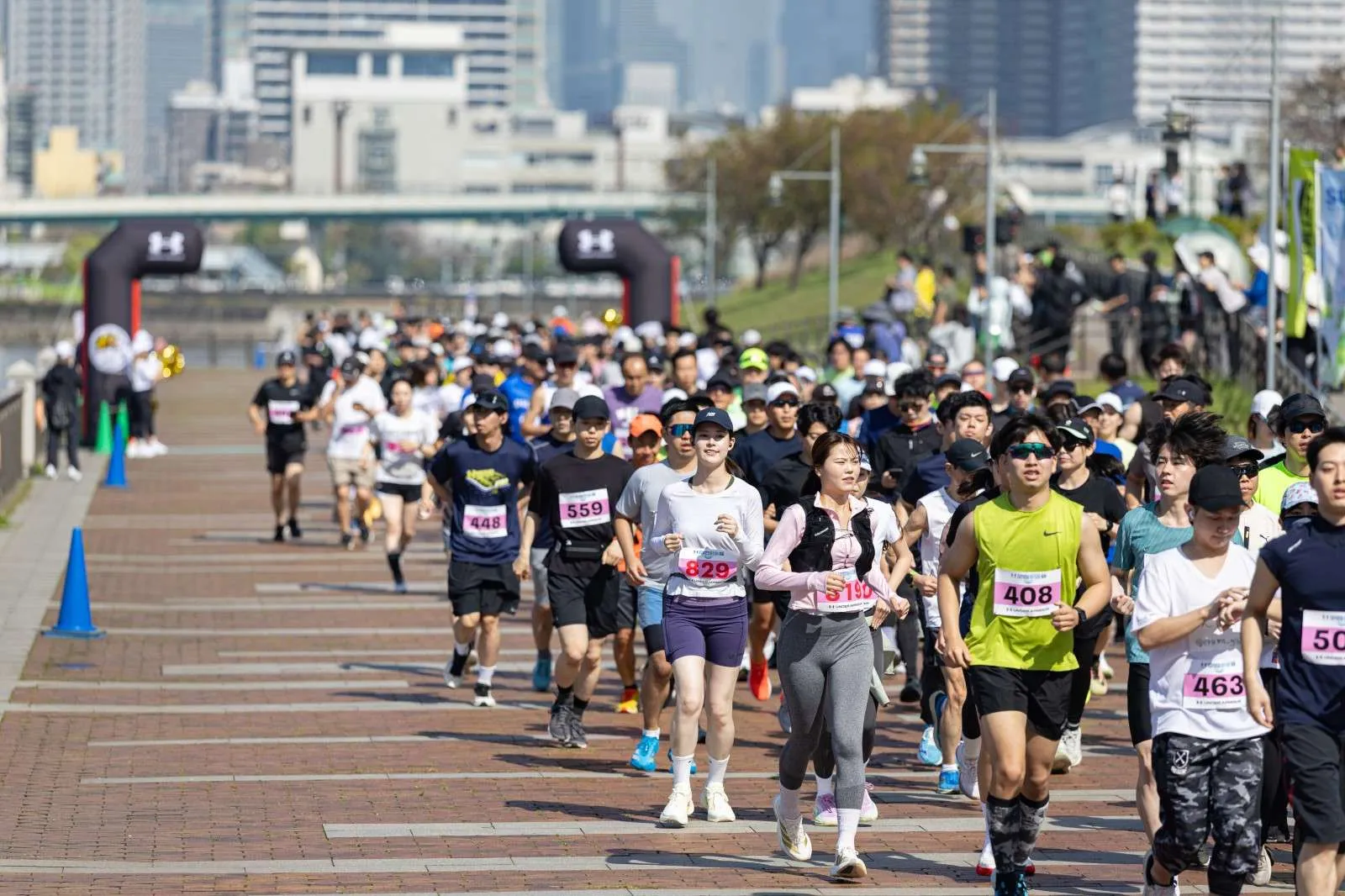 海沿いのコースを駆け抜けるランナー