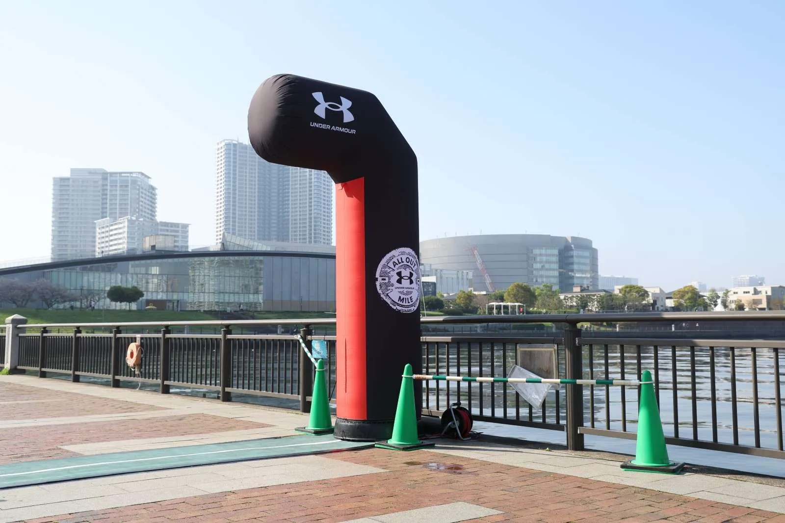 海沿いに立つスタートアーチ