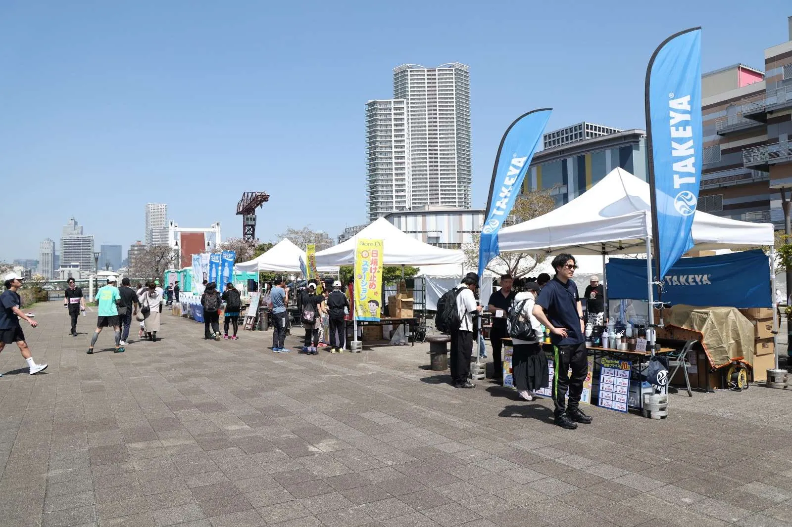 テントが並ぶ会場